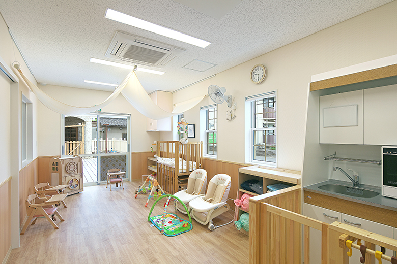 0歳児保育室は家庭と同じすこやかな環境を再現しています