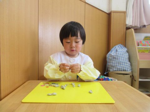ぺんぎん組　山越　初めての粘土遊び