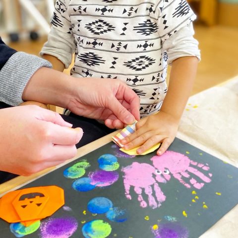 いちごクラブ　新井　絵の具でぺたぺた